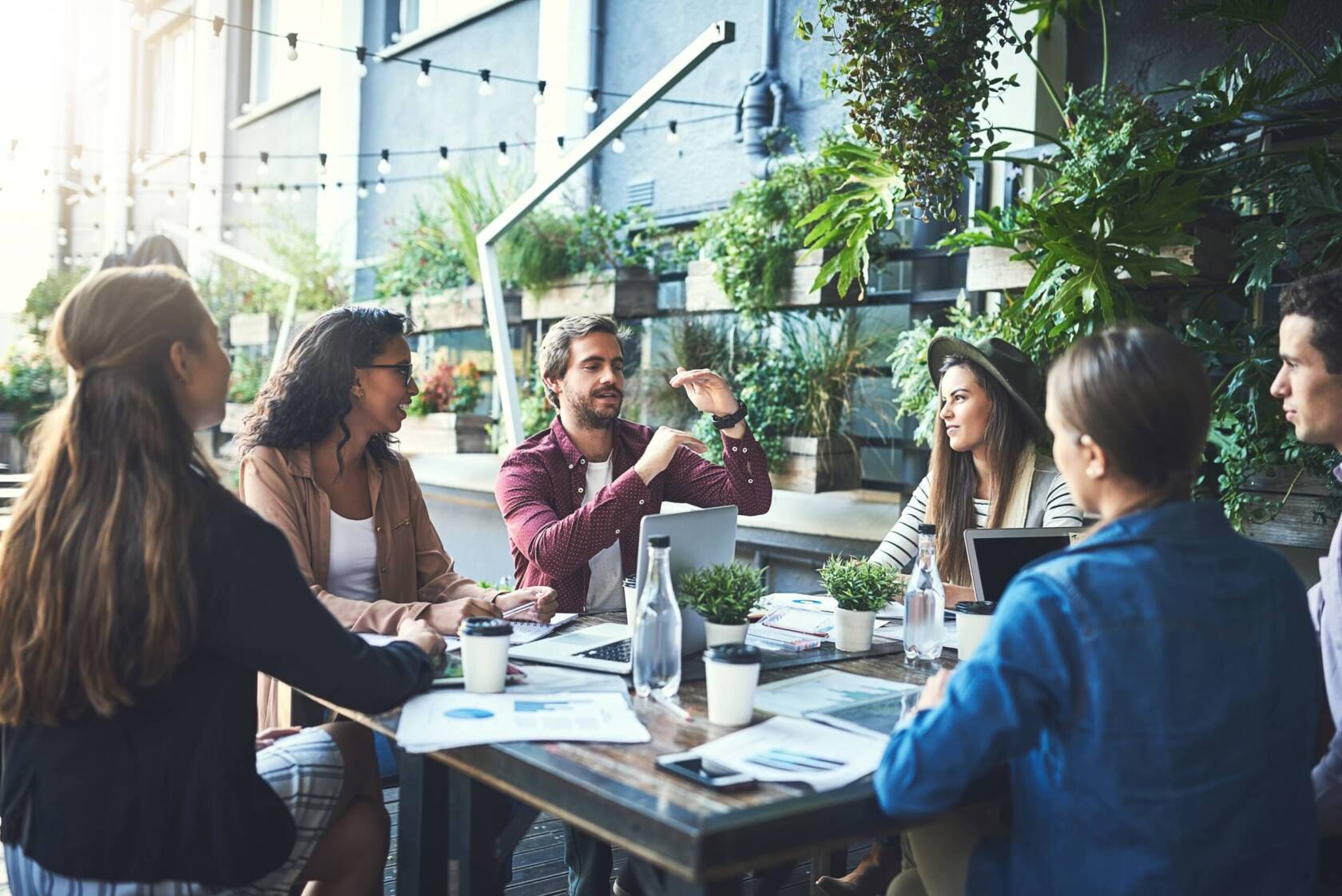 Discussion outside at a restaurant